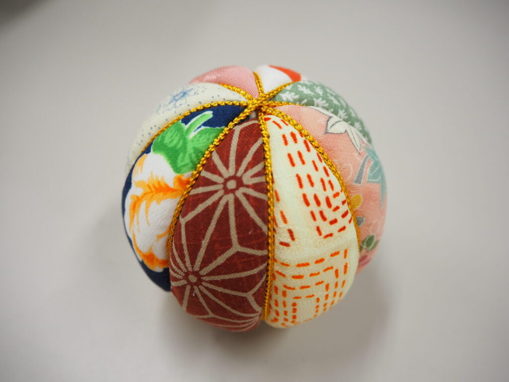 外国人のためのワークショップ「手まり作り体験」